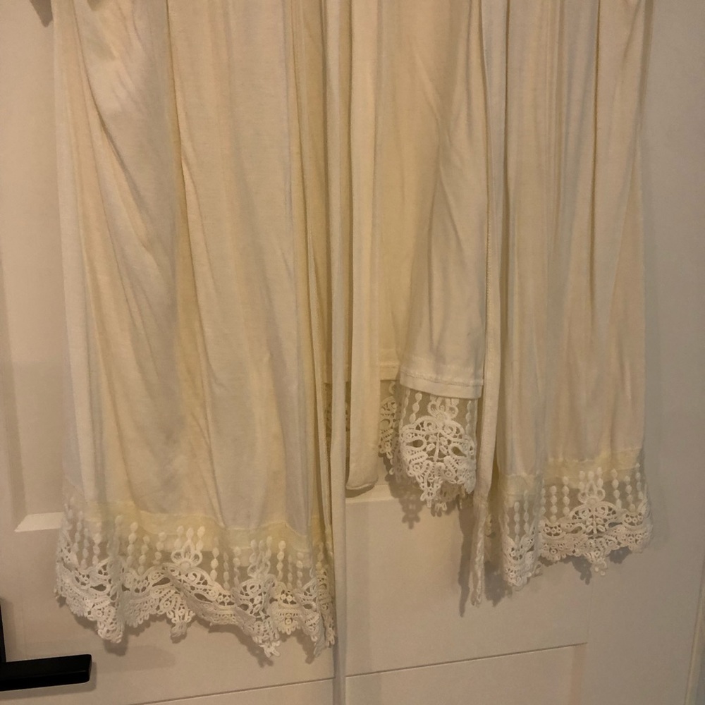 Plum Pretty Sugar White Robe - Picture 3 of 4